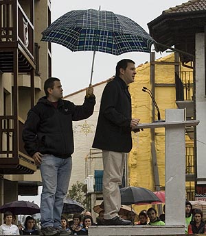 Sergio Lezcano sujeta un paraguas a Arnaldo Otegui en un mitin en Oyartzun, en 2006. Tras su detención como miembro del 'comando Donosti', Lezcano admitió ser miembro de ETA, y haber estado a sueldo del PCTV, y haber participado en la campaña de otros partidos proetarras, todos ellos "respaldados por Batasuna"